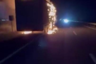 Diyarbakır’da seyir halindeki tır alevlere teslim oldu