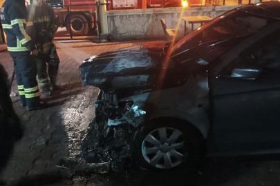 Dörtyol’da otomobilin motor kısmından alevler yükseldi