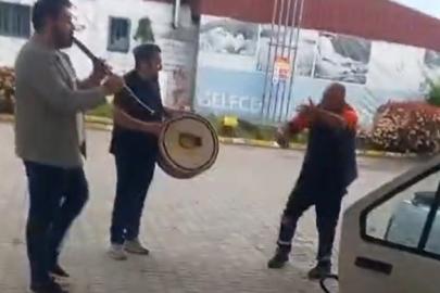 Düzce’de akaryakıt istasyonunda renkli görüntüler: Klarnetçi ve davulcu çaldı, pompacı oynadı