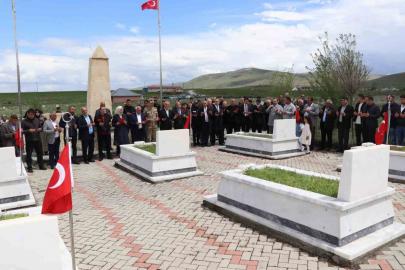 Edebük şehitleri kabirleri başında anıldı