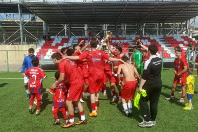 Edirne'de Keşan Gençordu tarihi şampiyonlukla kupayı kaldırdı