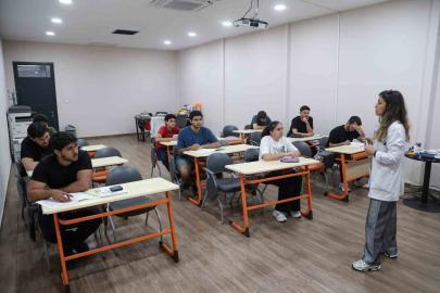 Efeler’de gençlere sınav desteği