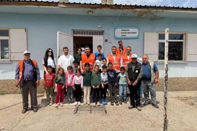 Eğil Belediyesi personelleri öğrencilerle fidan dikti