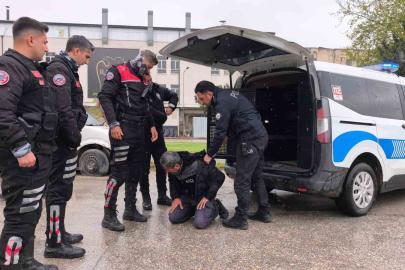 Ehliyetsiz sürücü zorluk çıkarınca biber gazı yedi