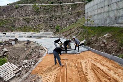 Elazığ’da Kurban Bayramı öncesinde, mezarlıklarda temizlik çalışmaları sürüyor