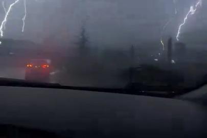 Elazığ’da yıldırımın düşme anı kamerada