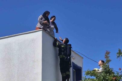Elektrik hattı patladı, çıkan yangında 2 kişi mahsur kaldı