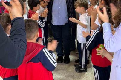 Emekliye ayrılan 43 yıllık öğretmen gözyaşlarıyla veda etti
