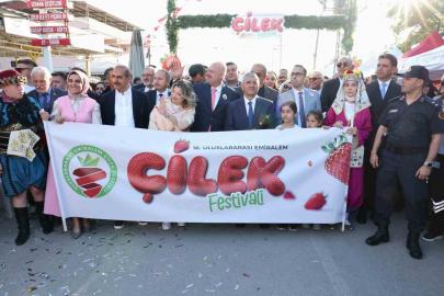 Emiralem Çilek Festivali’ne görkemli açılış