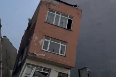 Erdek’te inşaat kazısı sırasında temeli zarar gören 2 katlı bina yıkıldı