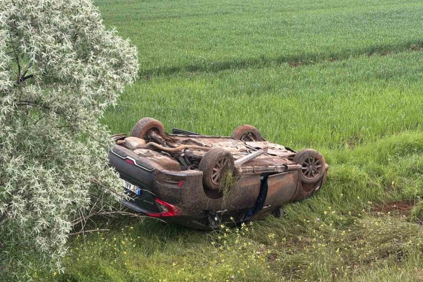 Erzincan’da şarampole devrilen otomobildeki 4 kişi yaralandı