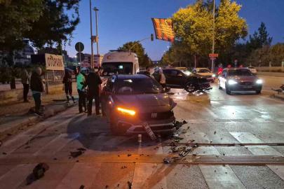 Eskişehir’de kavşakta iki otomobil çarpıştı: 2 yaralı