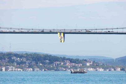 Euroleague şampiyonu olan Fenerbahçe’nin bayrakları köprülere asıldı