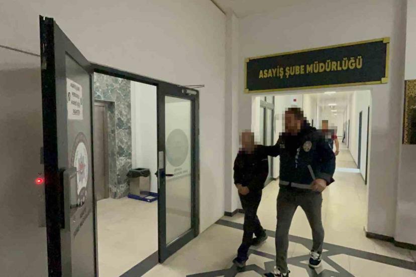 Evlerden hırsızlık yapan şüpheli kiralık araçla kaçarken yakalandı