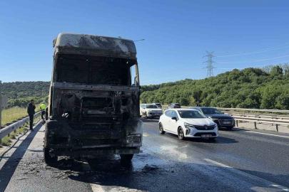 Eyüpsultan’da seyir halindeki tır alev alev yandı
