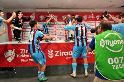 Fatih Tekke: "Çok şükür taraftarımızı mutlu ettik, camiamıza bir kez daha kupa kazandırdık"