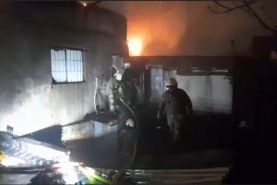 Fatih’te 5 katlı iş merkezinde çatı yangını