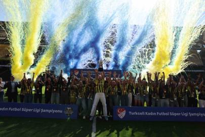 Fenerbahçe Kadın Futbol Takımı, şampiyonluk kupasını kaldırdı