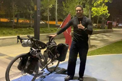 Fransız turist, Türk bayrağı takılı bisikletiyle Türkiye’yi geziyor