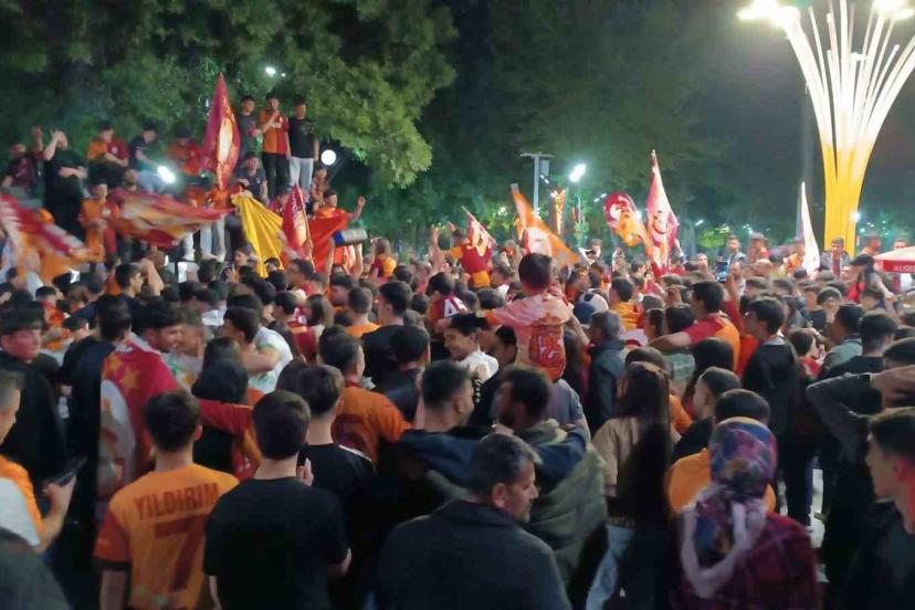 Galatasaraylı taraftarlardan Batman’da coşkulu kutlama