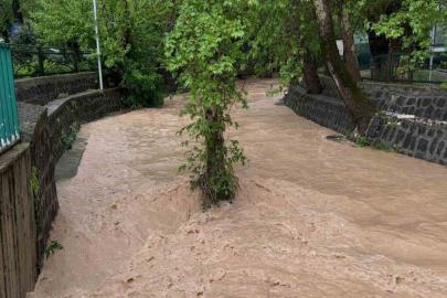 Gaziantep’te fırtınada çatılar uçtu, dereler taştı