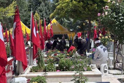 Gaziantep’te mezarlıklar ve şehitlikler Arefe günü doldu taştı