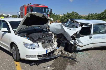 Gaziantep’te otomobiller kafa kafaya çarpıştı: Sürücüler yaralandı