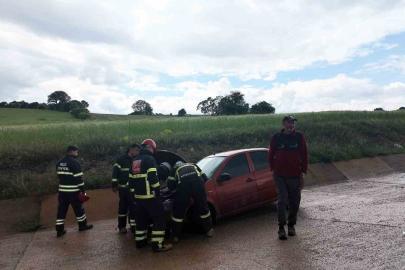 Gediz’de otomobil yoldan çıktı: 4 yaralı