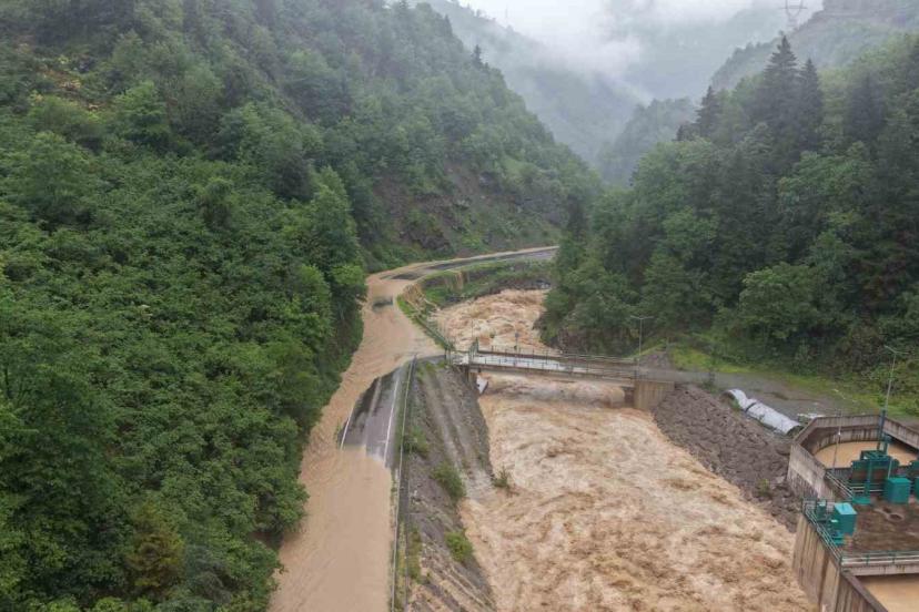 Giresun’da sağanak nedeniyle yol ulaşıma kapatıldı