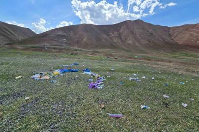 Gökkuşağı Tepeleri’nde çöp tepkisi: Doğaseverler alanı temizledi