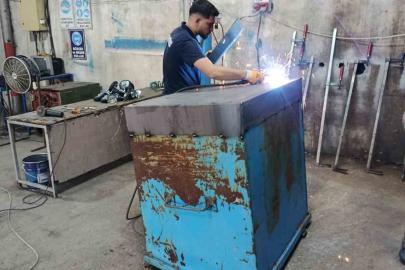 Gölcük’te eskiyen konteynerler çöpe gitmiyor, yenilenerek tasarruf sağlanıyor