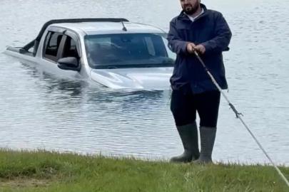 Göletten geçmek isterken aracıyla mahsur  kaldı, yardımına arkadaşları yetişti