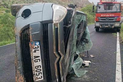 Hasankeyf’te takla atan hafif ticari araçta bulunan 3 kişi yaralandı