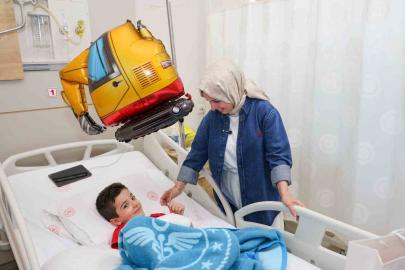 Hastanede tedavi gören çocuklarla sevindiren hediyeler