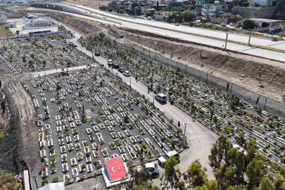 Hatay’da deprem şehitliğinde buruk Kurban Bayramı