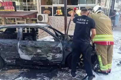 Hatay’da park halindeki otomobil alevler içinde yandı