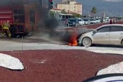 Hatay’da seyir halinde olan otomobil alevlere teslim oldu