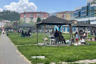 Havaların ısınması ile aileler parklara akın etti