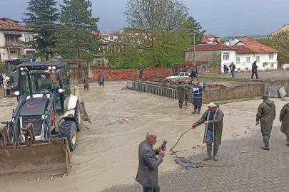 Havza’da kuvvetli sağanak etkili oldu, dere taştı