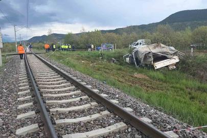 Hemzemin geçitte korkutan kaza: Yolcu treni kamyonete çarptı, 4 yaralı