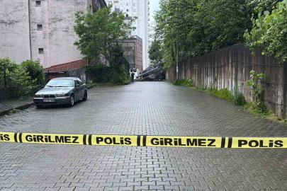 Hopa’da yağış sonrası heyelan: Dev kayalar yolu kapattı