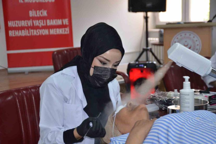 Huzurevi sakinlerine Anneler Günü’nde anlamlı dokunuş