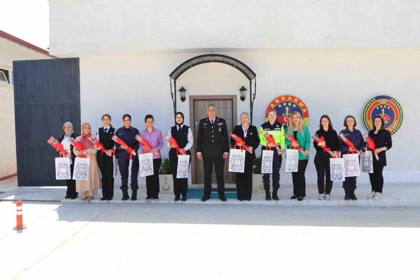İl Jandarma Komutanı Vanlı’dan kadın personele ‘Anneler Günü’ kutlaması