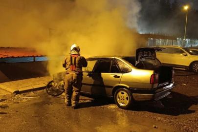 İskenderun’da park halindeki otomobil alevlere teslim oldu