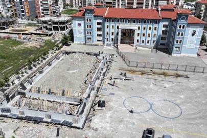 Isparta Belediyesi, 3 okula halı saha ve 1 okula kapalı spor salonu kazandırıyor