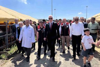 İstanbul Valisi Gül Bahçelievler Belediyesi Kurban Alanı’nda esnafla sohbet etti