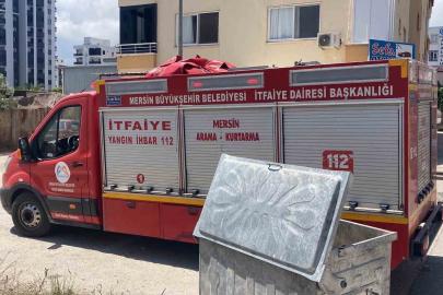 İşyerinin arkasındaki eşyalar yandı, çevreyi kara dumanlar kapladı