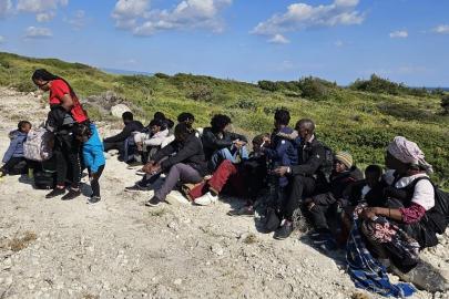İzmir’de arızalanan botla denizde sürüklenen 26 düzensiz göçmen kurtarıldı