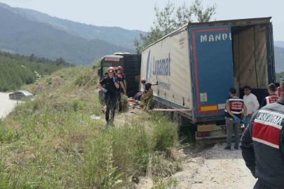 İzmir’de devrilen tırın altında kalan sürücü hayatını kaybetti