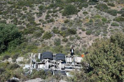 İzmir’de kontrolden çıkan beton mikseri şarampole yuvarlandı
